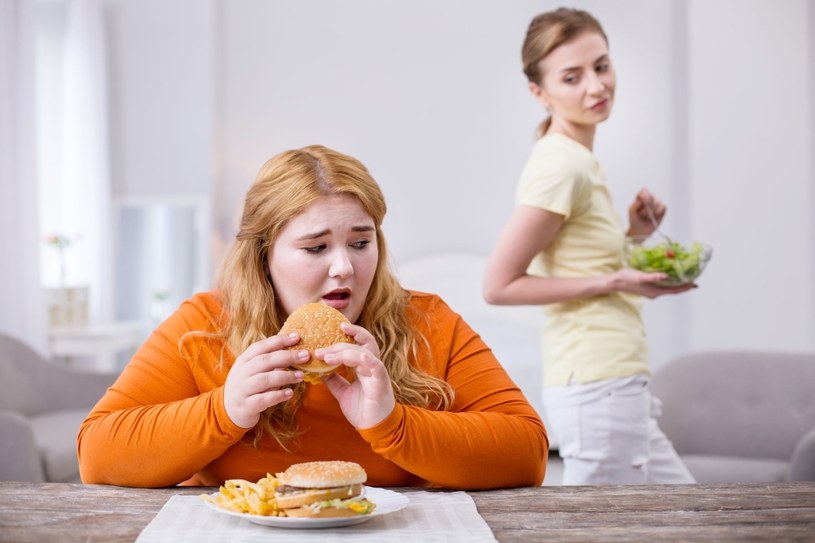 Bieda, niedożywienie i nadwaga są ze sobą powiązane. Uważa się, że przyczyną nadwagi mogą być okresy, kiedy brakuje dostatecznego wyżywienia: brak pewności kompensujemy nadmiernym jedzeniem wtedy, kiedy jest dostępne /123RF/PICSEL
