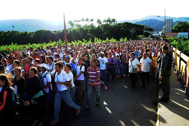 Bieda wygania Wenezuelczyków na zakupy do... Boliwii /EPA