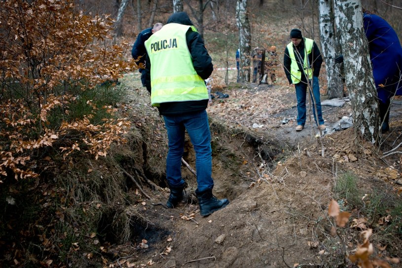 Biedaszyby znów działają. Na zdj. dolnośląska policja podczas czynności operacyjnych po wypadku w jednym z nich. Zdj. ilustracyjne /Fot. Dariusz Gdesz/Polska Press /East News