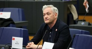 Biedroń do Sikorskiego po spotkaniu z talibami. "Polska de facto uznaje władze w Kabulu"