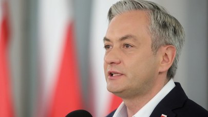 Biedroń wysłał Sasinowi fakturę za majowe wybory. "Za niegospodarność powinno się odpowiedzieć"