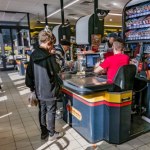 Biedronka czy Lidl, gdzie kasjer zarobi więcej? Oto wypłaty w dyskontach