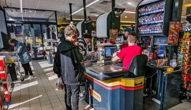 Biedronka czy Lidl, gdzie kasjer zarobi więcej? Oto wypłaty w dyskontach