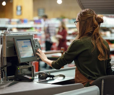 Biedronka i Lidl płacą kasjerom więcej niż zarabia nauczyciel. Nawet 500 zł różnicy