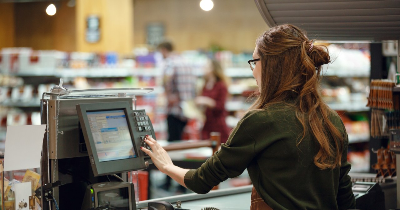 Biedronka i Lidl płacą lepiej. Kasjer zarabia 500 zł więcej od nauczyciela. /123RF/PICSEL