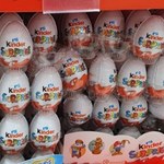 Biedronka i Lidl rozdają za darmo Kinder Niespodzianki. W jakim sklepie promocja jest korzystniejsza?