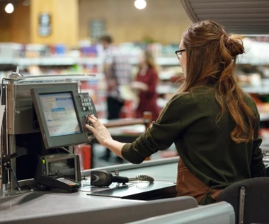 Biedronka, Lidl, Aldi, Kaufland. Wiemy, gdzie kasjer zarobi najwięcej