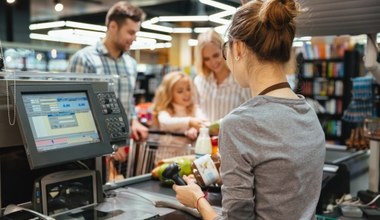 Biedronka, Lidl, Dino, Aldi czy Kaufland? Gdzie kasjer zarabia najwięcej?