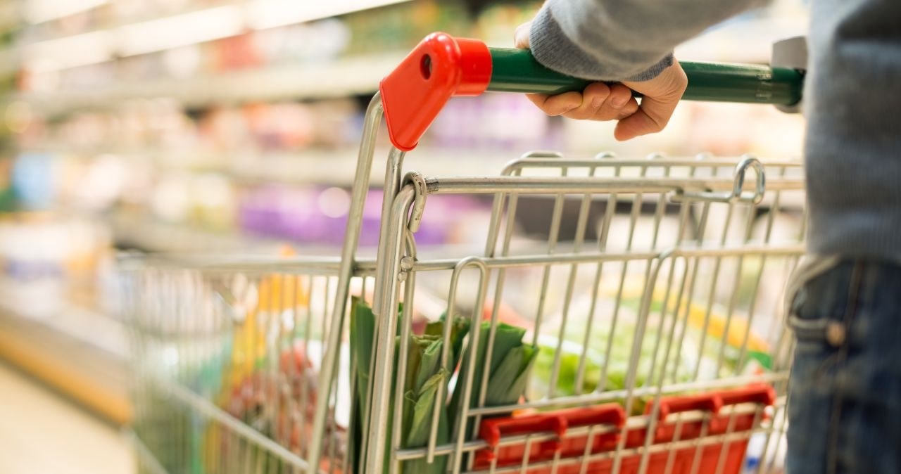 Biedronka oddaje pieniądze za popularne produkty! /adobestock /INTERIA.PL