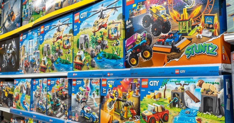 Biedronka oferuje klocki Lego w niskich cenach! /adobestock /INTERIA.PL
