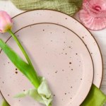 Biedronka pokazała kolekcję porcelany na Dzień Mamy. Kubki i talerze kosztują od 11,99 zł