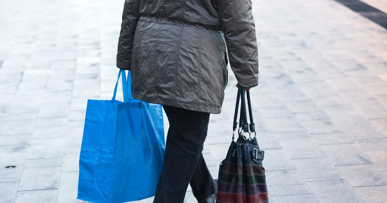 Biedronka pokazała swój raport. Co czwarty senior rezygnuje z zakupów. /buurserstraat386 /123RF/PICSEL