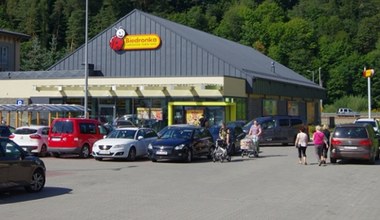 Biedronka robi rewolucję na parkingach. Obejmie 600 sklepów