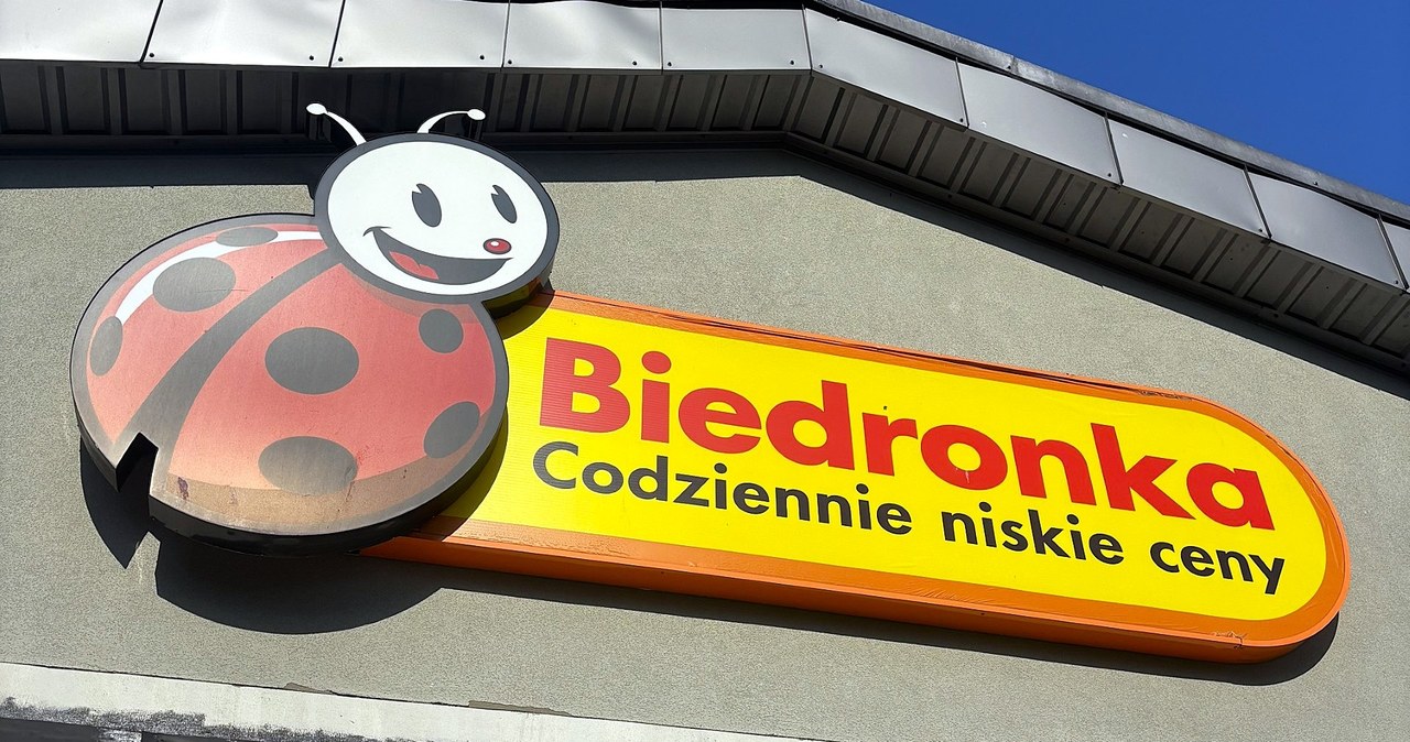 Biedronka rozdaje karty rabatowe. 30 proc. zniżki na zakupy do października. /Przemysław Terlecki /INTERIA.PL