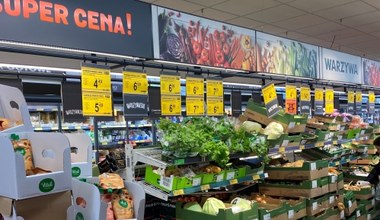 Biedronka rzuciła bób na półki. Klienci na widok ceny aż robią zdjęcia