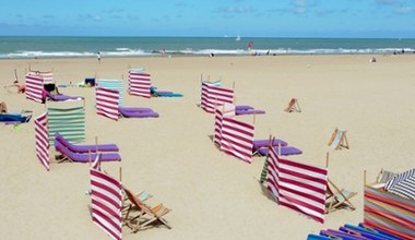 Biedronka szokuje! Oferuje parawany na plażę w bardzo niskiej cenie. Hitowa okazja na wakacje!