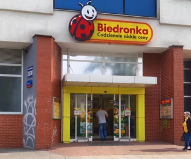 Biedronka wprowadziła pilotażowo usługę wypłacania gotówki przy kasie