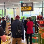 Biedronka zaczyna tydzień od dużych obniżek. Masło od 1,79 zł, cukier za 1,35 zł i promocje 2+1 gratis