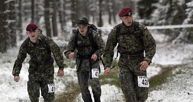 Bieg komandosa, w którym biorą udział żołnierze jednostek specjalnych /East News