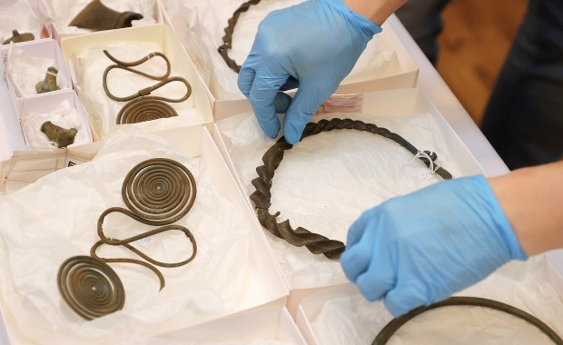 Biegacz na orientację znalazł w lesie skarb sprzed 3000 lat