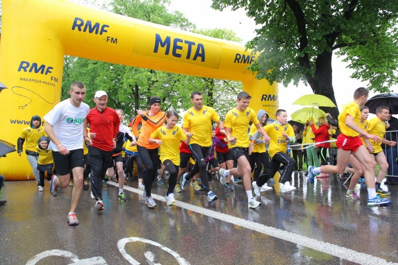 Biegacze na Błoniach -nie wszystkich odstraszyła zła pogoda /Jacek Skóra, RMF FM /RMF FM