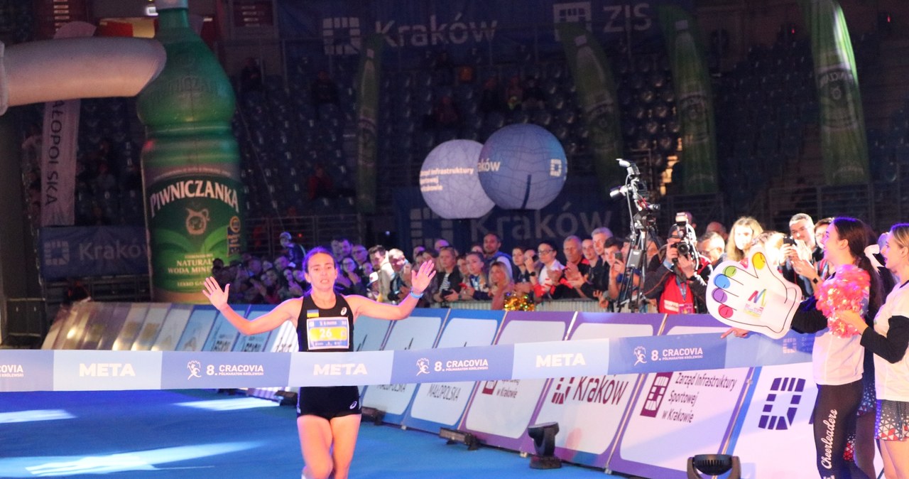 Biegacze na mecie 8. edycji Cracovia Półmaratonu Królewskiego