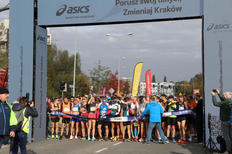 Biegacze na starcie /Jacek Skóra /RMF FM