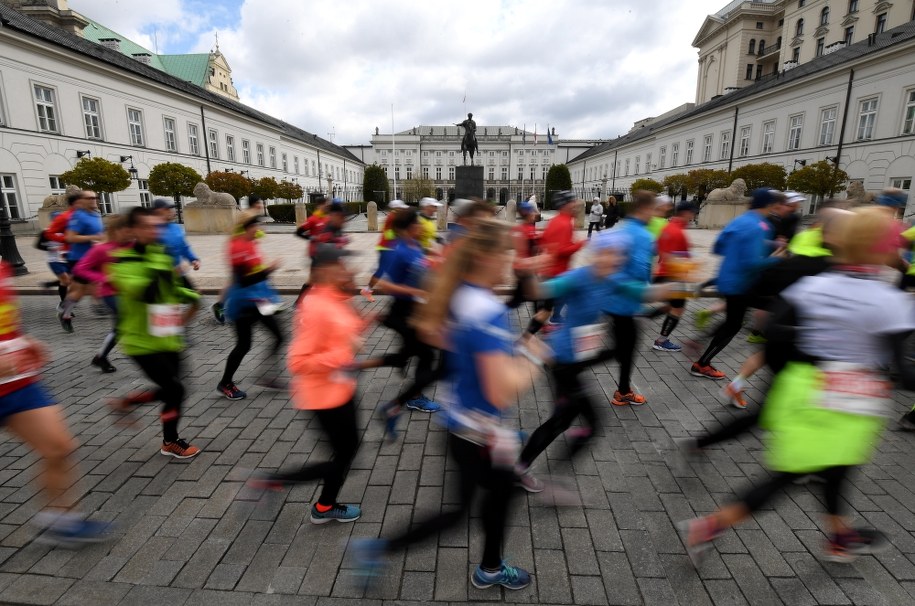 Biegacze na trasie Orlen Warsaw Marathon /PAP/Bartłomiej Zborowski /PAP