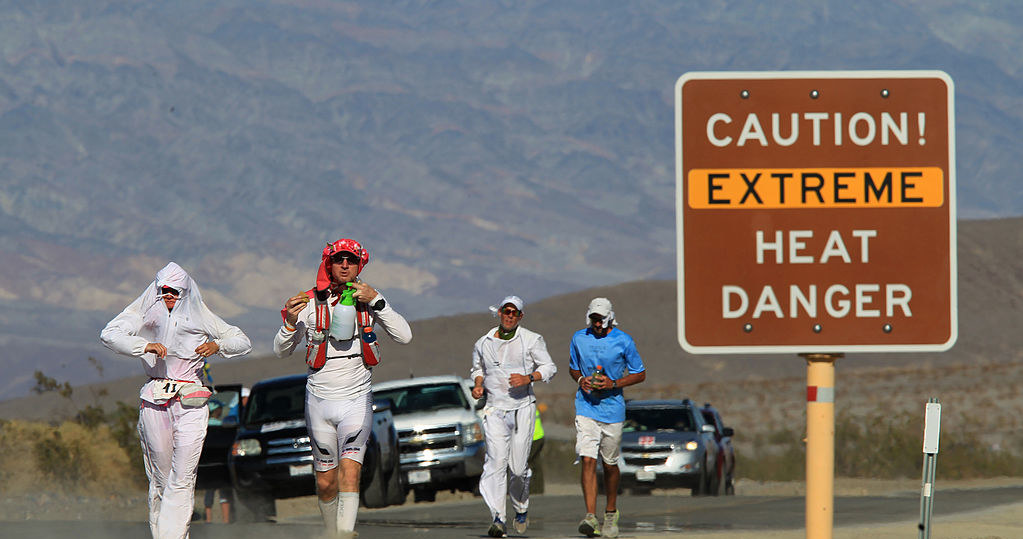 Biegacze w Dolinie Śmierci. Powrót samochodem po wyczerpującym wysiłku w upale może sprzyjać wypadkom /Getty Images
