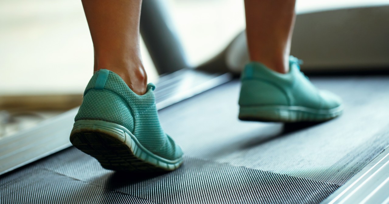 Bieganie w terenie wzmacnia mięśnie głębokie i poprawia koordynację ruchową /123RF/PICSEL