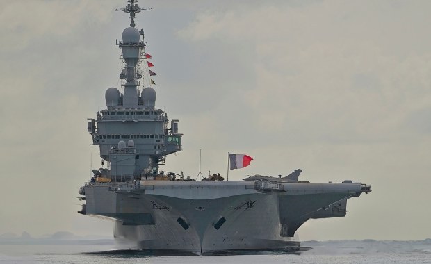 Biegnij Arthur, biegnij! Tak, niechcący, ujawnił pozycję francuskiego lotniskowca