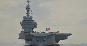 Biegnij Arthur, biegnij! Tak, niechcący, ujawnił pozycję francuskiego lotniskowca