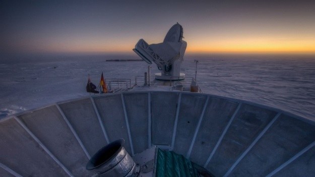 Biegun południowy to odpowiednie miejsce do obserwacji słabych mikrofal rozchodzących się we wszechświecie /NASA