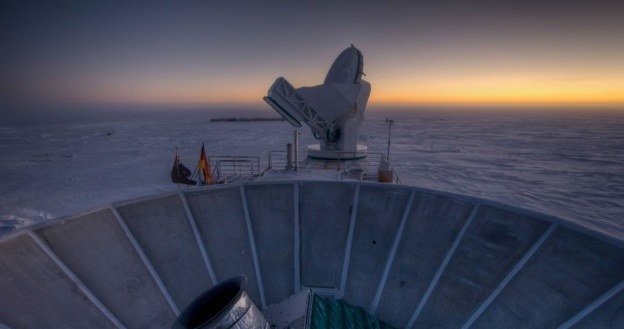 Biegun południowy to odpowiednie miejsce do obserwacji słabych mikrofal rozchodzących się we wszechświecie /NASA