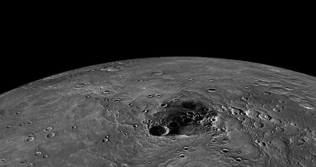 Bieguny Merkurego są bogate w zamarzniętą wodę /NASA