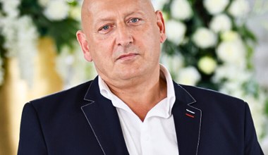 Biel kwiatów i przejmująca cisza. Tak wyglądał pogrzeb Jacka Wójcika