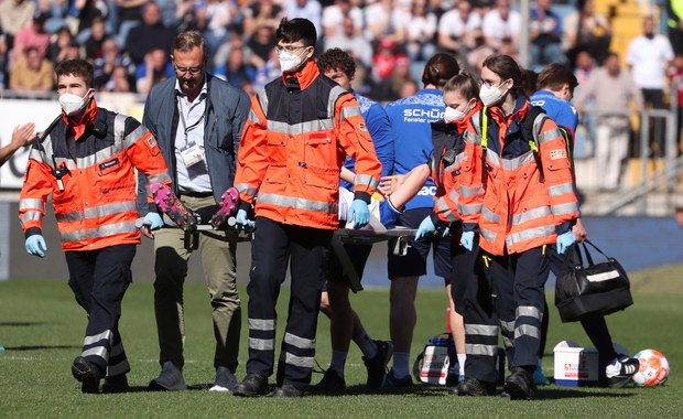 ​Bielefeld - Bayern: Piłkarz zniesiony na noszach z boiska