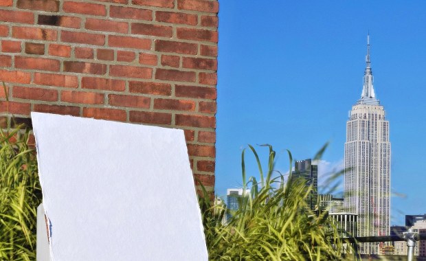 Bielszy odcień bieli schłodzi budynki