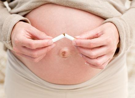 Bierne palenie zwiększa ryzyko urodzenia martwego dziecka /&copy; Panthermedia