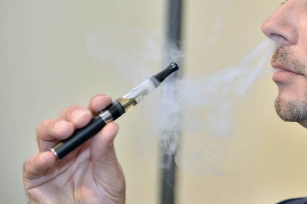 "Bierni palacze" e-papierosów przyjmują niewielkie dawki nikotyny /Panoramic/Patrice MASANTE    /PAP