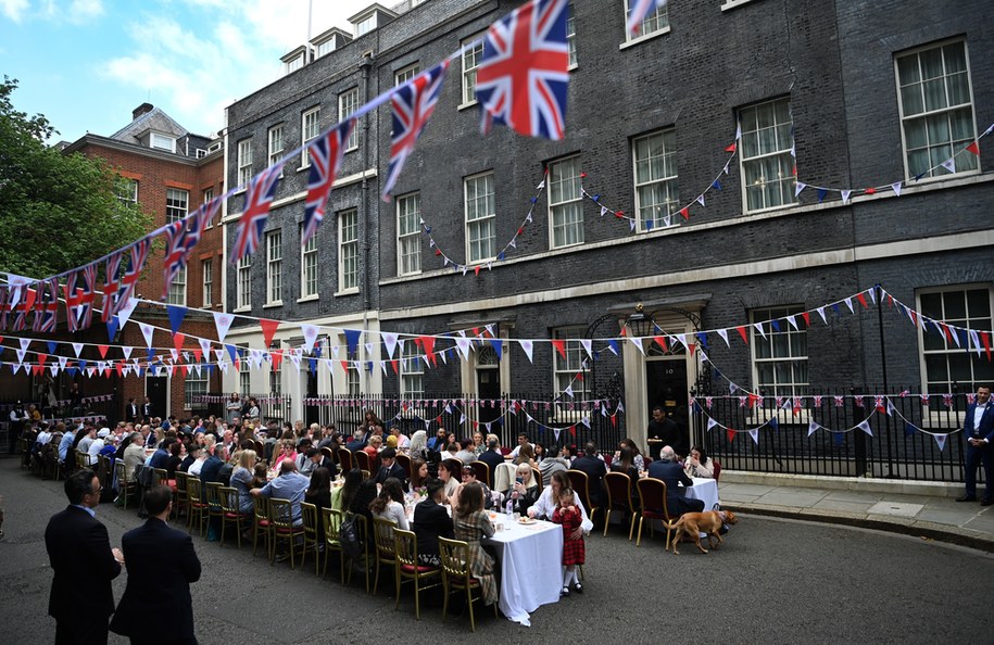 Biesiada na Downing Street /ANDY RAIN /PAP/EPA