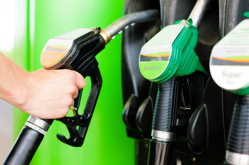 Bieżące korekty cen hurtowych paliw będą zwiększały szanse na obniżki cen na stacjach - prognozują analitycy Refleksu. Ich zdaniem ceny benzyny i diesla w nadchodzącym tygodniu mogą spaść o 5-15 gr na litrze. /123RF/PICSEL