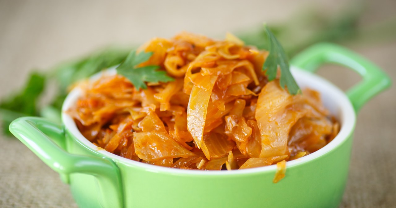 Bigos z młodej kapusty to wyjątkowo wiosenne danie obiadowe /rawlik /123RF/PICSEL