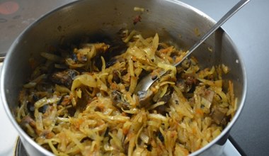 Bigos z tej kapusty wychodzi wyjątkowo delikatny. Przepis na sycący obiad dla całej rodziny 