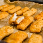 Biją na głowę gotowe mrożonki. Przepis na domowe paluszki rybne
