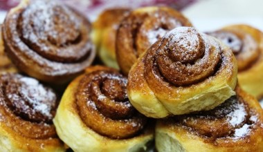 Biją na głowę tradycyjne cynamonki. Te drożdżówki podbiją twoją kuchnię