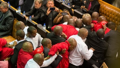 Bijatyka w parlamencie. Kilku rannych 