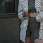 Biker shorts wracają na salony. Tak będziemy nosić je latem