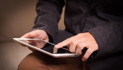 Bił znajomego butelką. Zajście transmitował w internecie