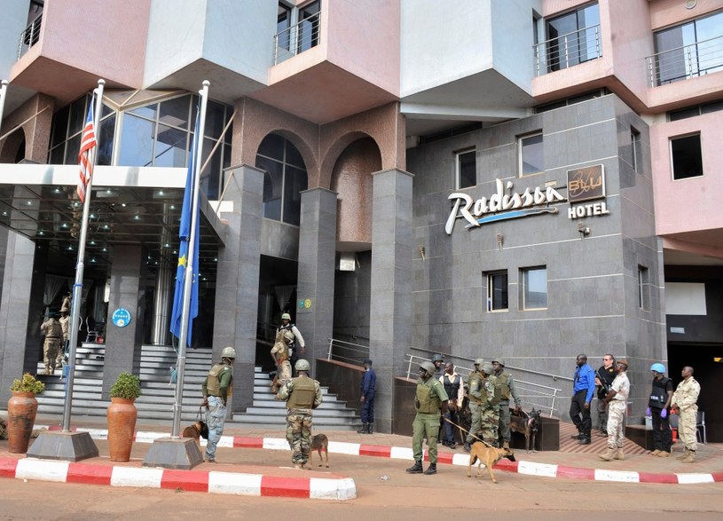 Bilans ofiar ataku terrorystów na hotel w Mali /PAP/EPA